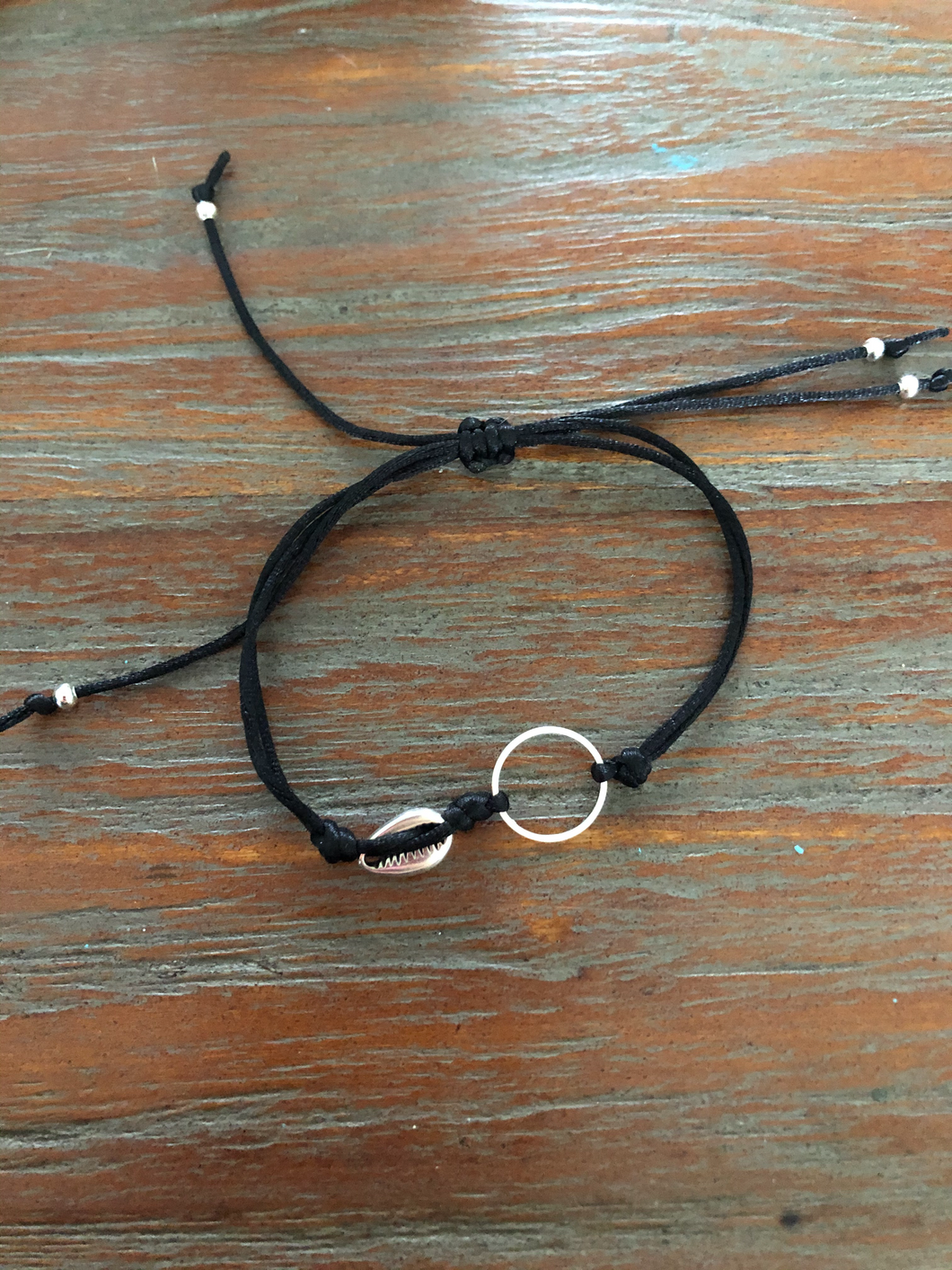 Satijnkoord armbandje zwart met schelp en rondje