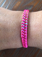 Afbeelding in Gallery-weergave laden, Gevlochten koord armbandje pink