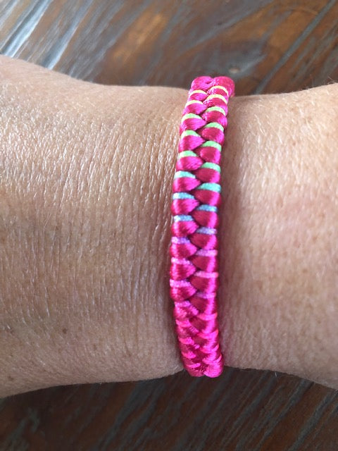 Gevlochten koord armbandje pink