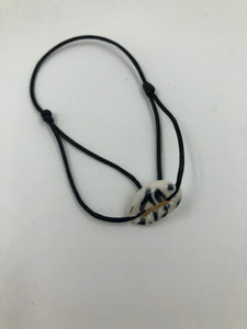 Satijnkoord armbandje zebra schelp