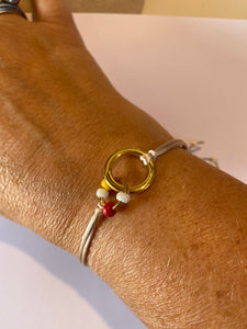 Satijnkoord ecru armbandje ringetjes