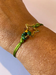 Satijnkoord olijfgroen armbandje ster