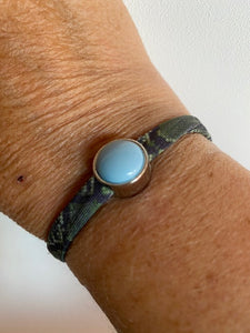 Armband elastiek groen Cabochon licht blauw