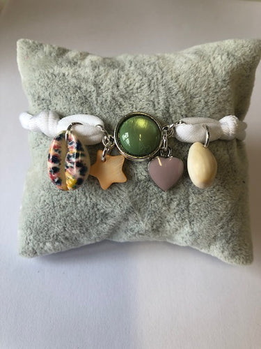 Ibiza armband wit met groene cabochon