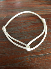 Afbeelding in Gallery-weergave laden, Satijnkoord armband gebroken wit