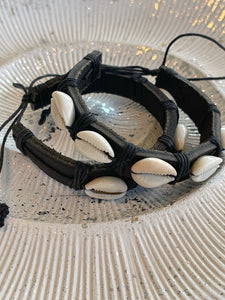 Heren armband zwart imitatie leer met schelp