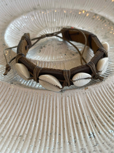 Heren armband bruin imitatie leer met schelp
