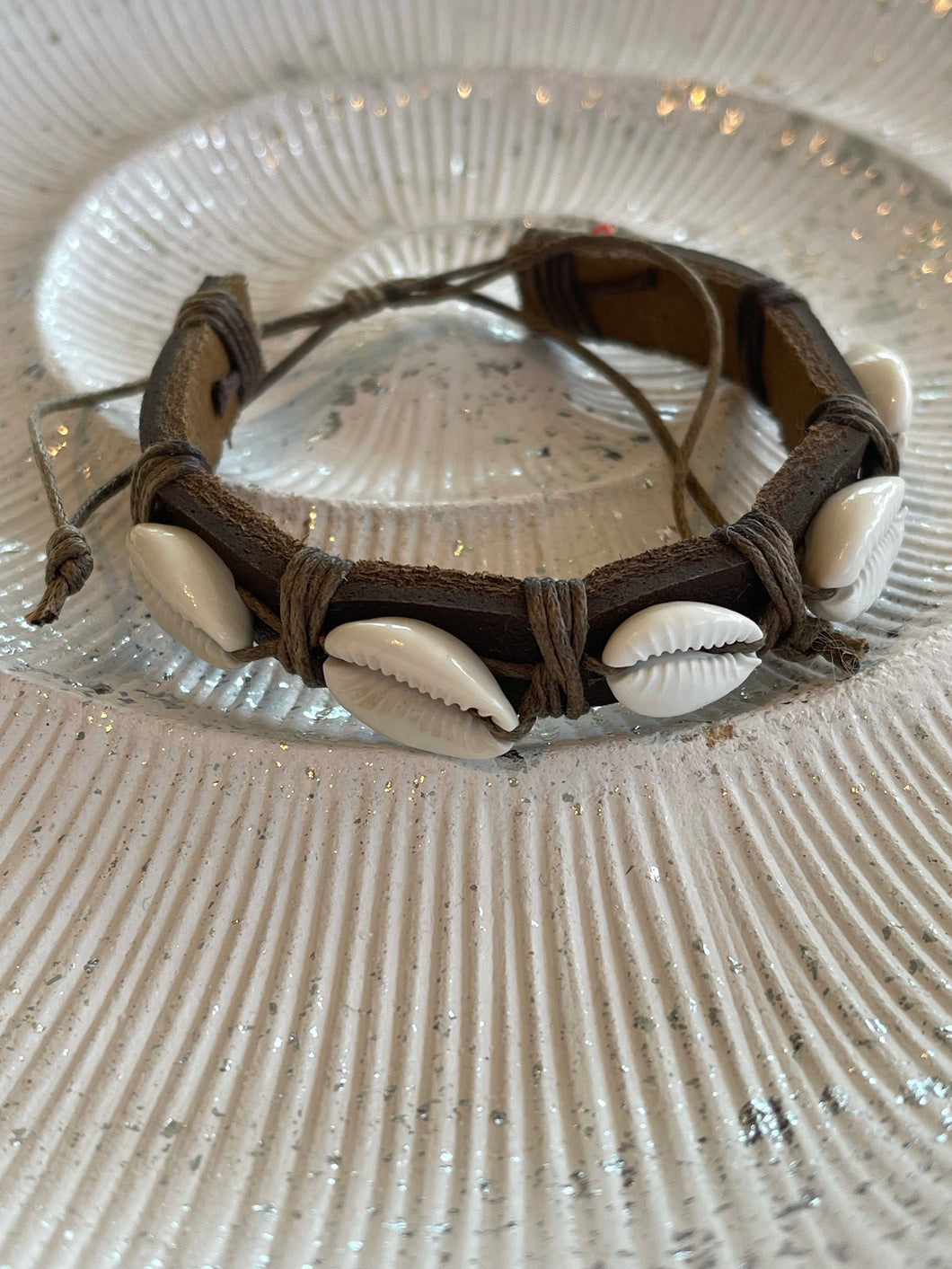 Heren armband bruin imitatie leer met schelp