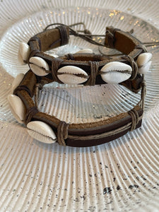 Heren armband bruin imitatie leer met schelp