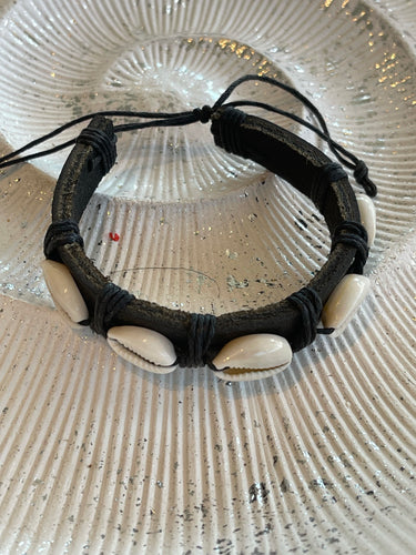 Heren armband zwart imitatie leer met schelp