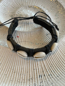 Heren armband zwart imitatie leer met schelp
